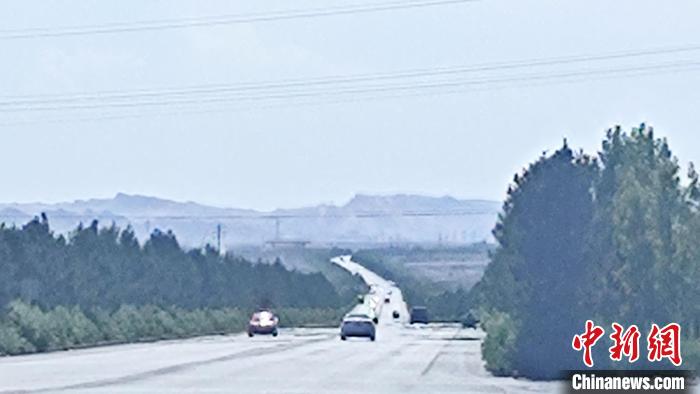 新疆鄯善县出现持续高温天气 局地逾50摄氏度