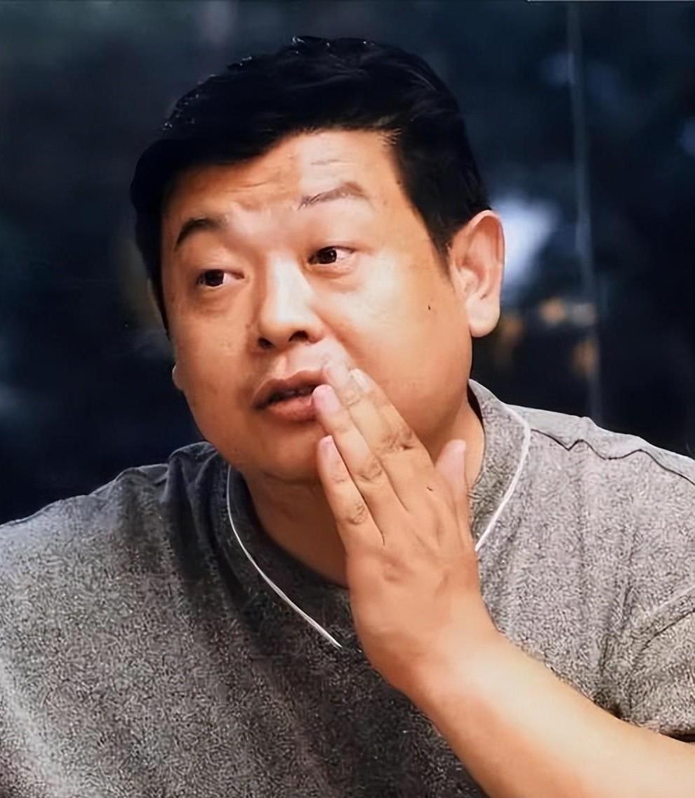 冯小刚主持葬礼,张国立念悼词,他的离世,让半个娱乐圈哭泣