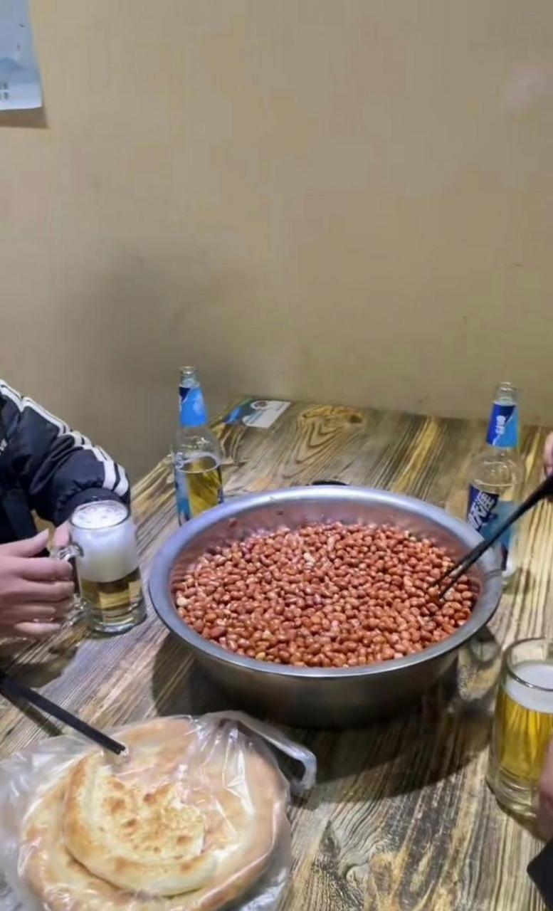 花生米号称喝酒神器,这一盆得喝多少酒才能吃完.