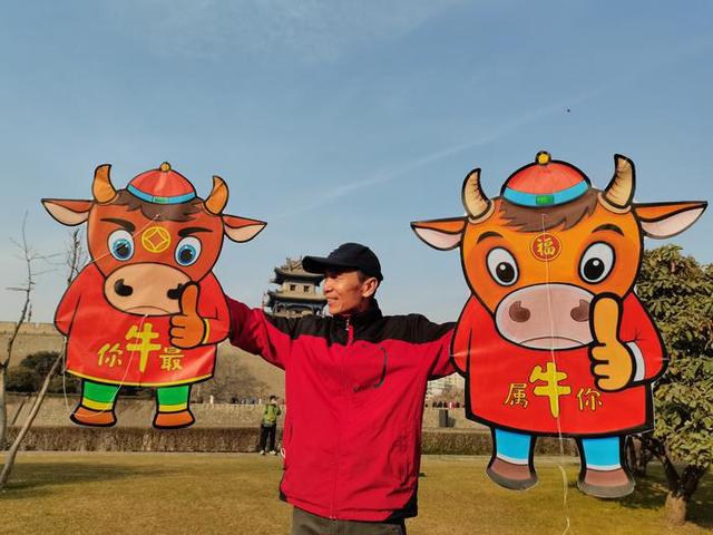 城墙下飞来了两只小牛~西安71岁大爷制作"牛风筝"祝福大家牛年牛气冲