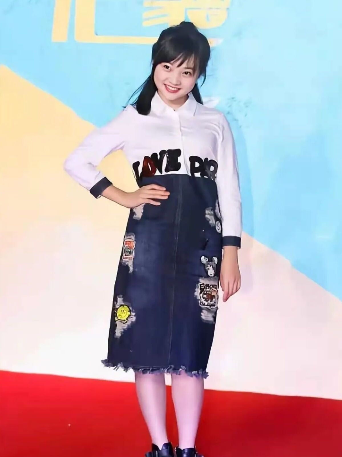 林妙可是真"长大"了,气质高贵不做作,穿衬衫裙俏皮又有女人味