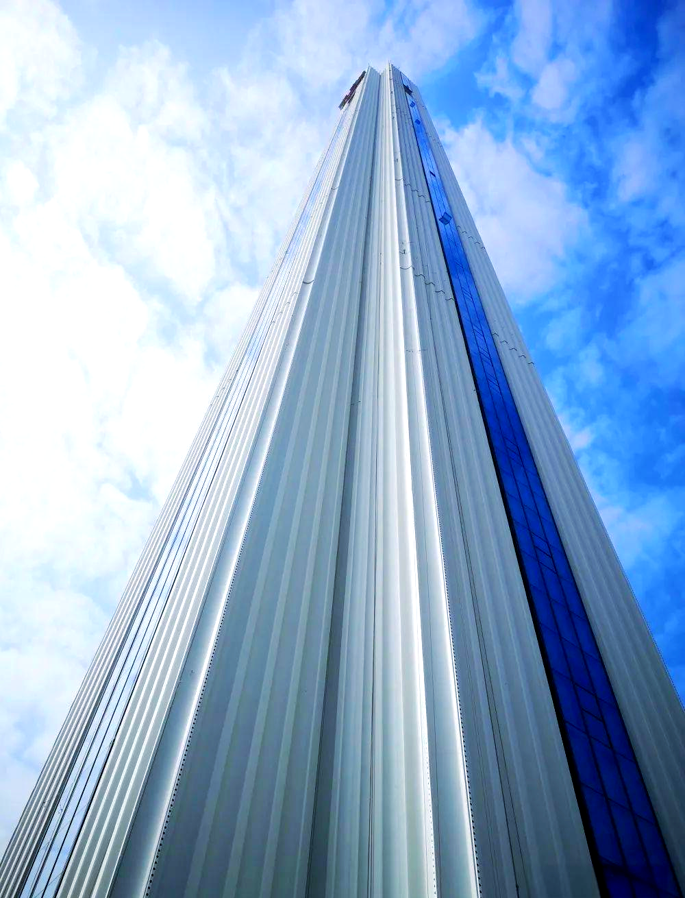 广州日立电梯新试验塔落成,高度惊人,如擎天柱一般雄伟