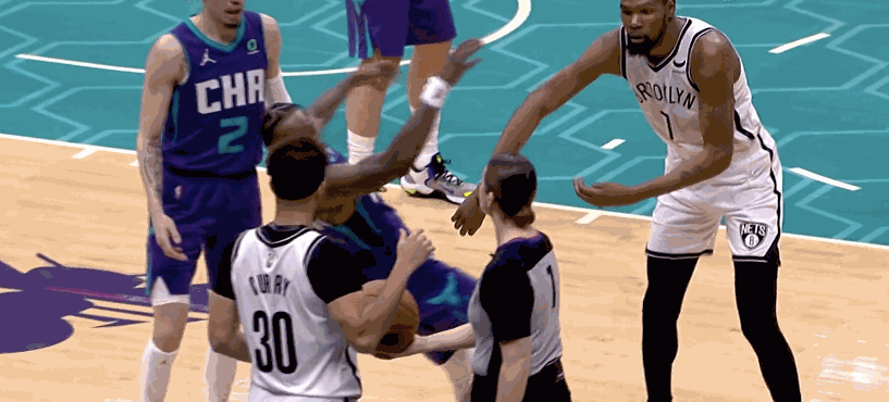 推开对手中计!杜兰特吃到技术犯规摊手不满,纳什不停摇头无奈