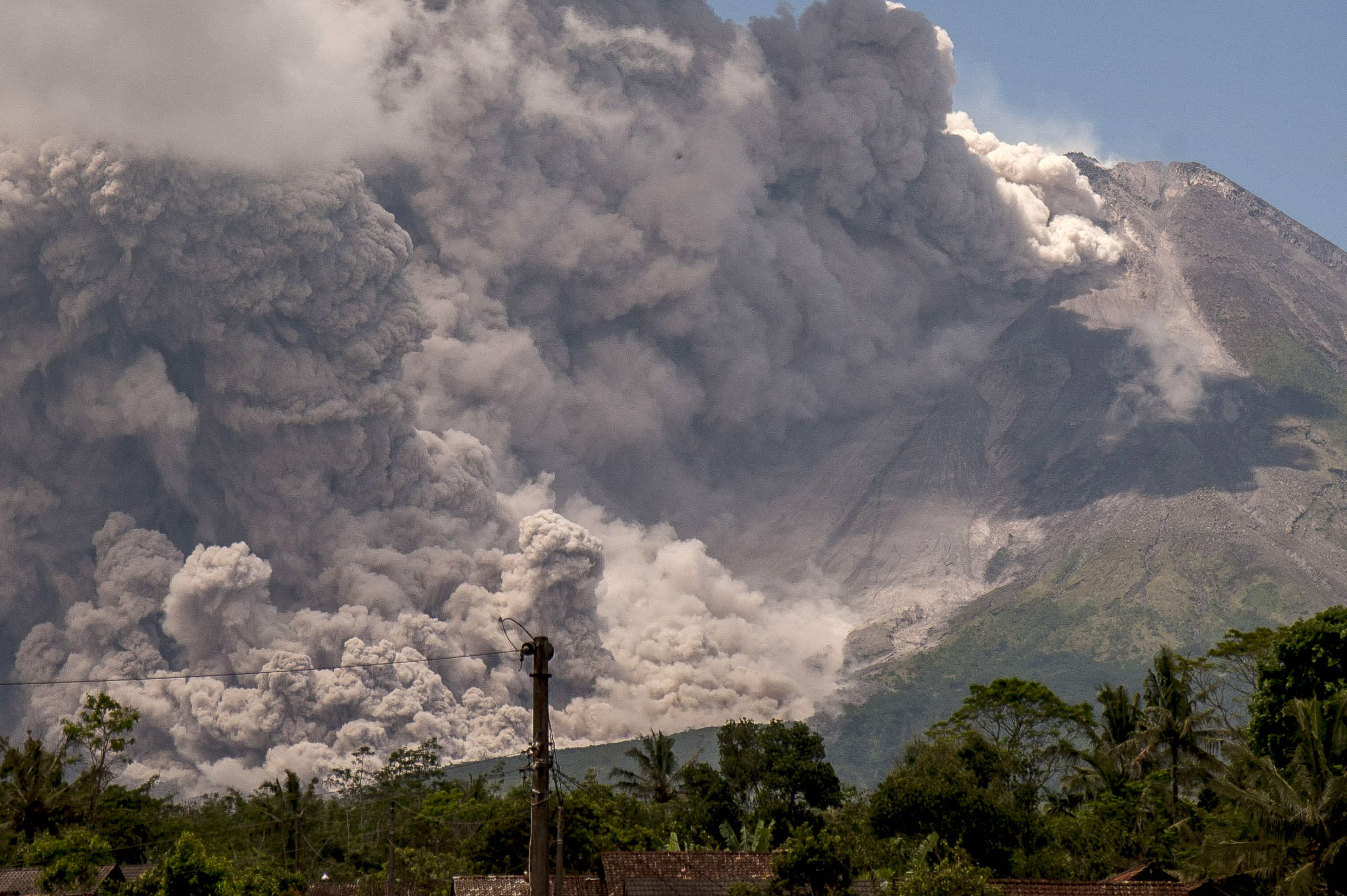 印尼默拉皮火山开始喷发