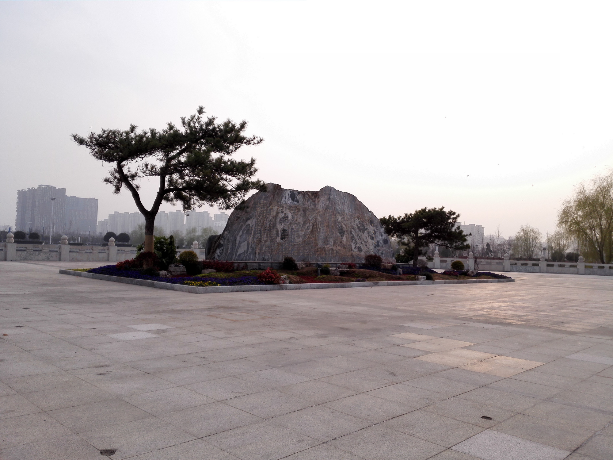 初春的周口和谐公园