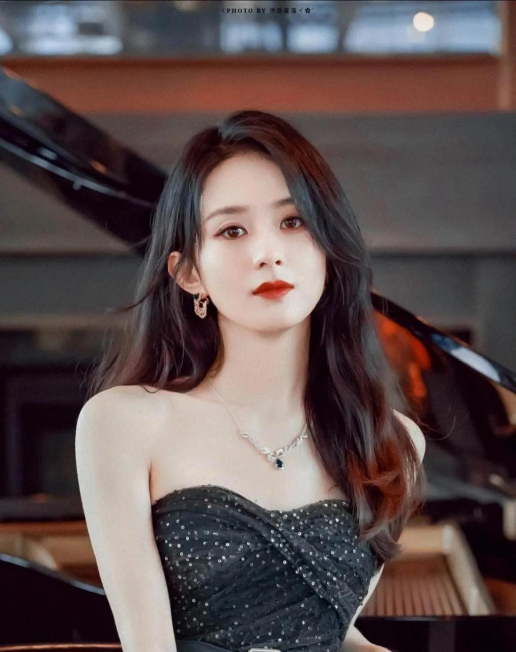 赵丽颖挺难跟人交心,圈内朋友少得可怜,最多就是在拍戏的时候,跟剧组