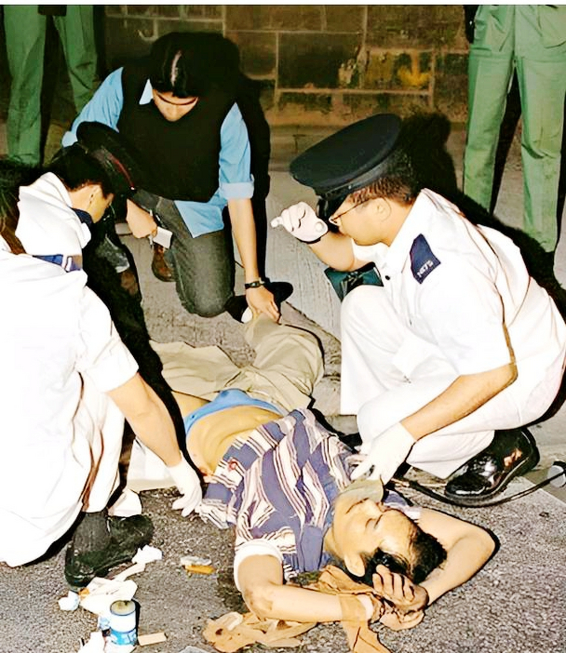 这个当年出卖香港的男人,有这样的下场也不错