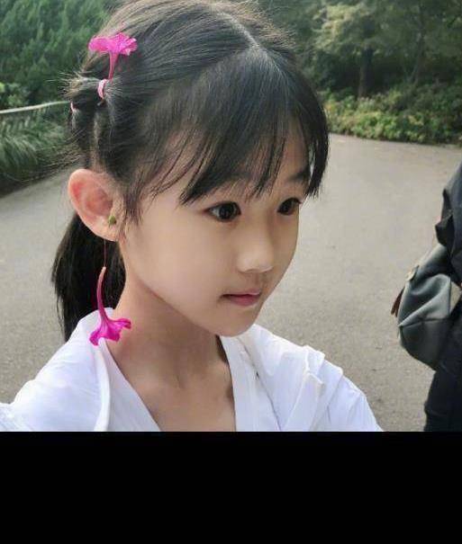 陆毅和赵丽颖的女儿兰馨是一个人见人爱的小公主,不仅有着漂亮的