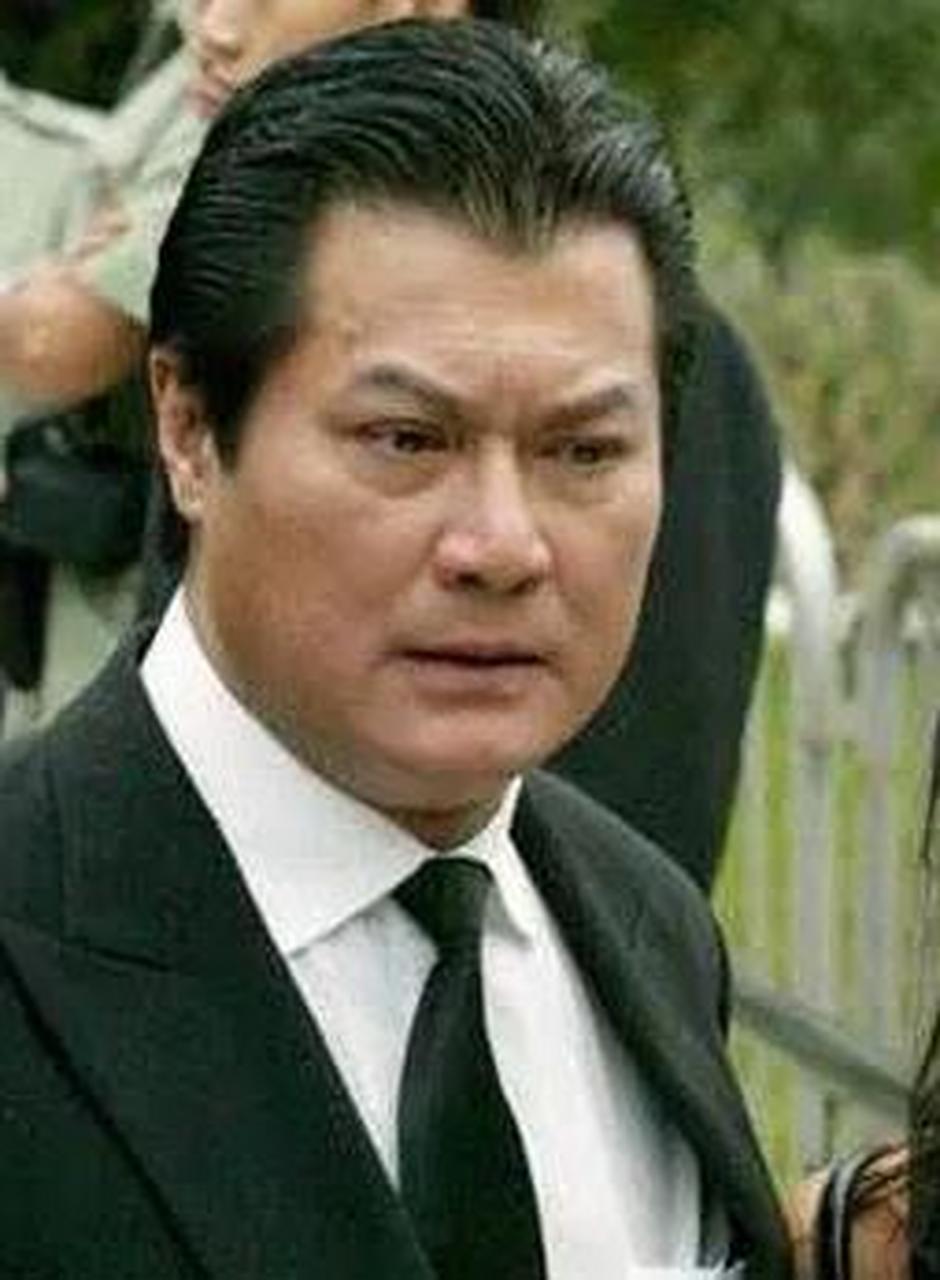 1993年,在电影的庆功宴晚会上,一代江湖大佬邓光荣指着成龙的鼻子,骂