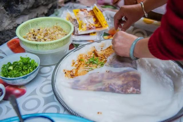 舌尖上的腾冲丨烧肉卷粉