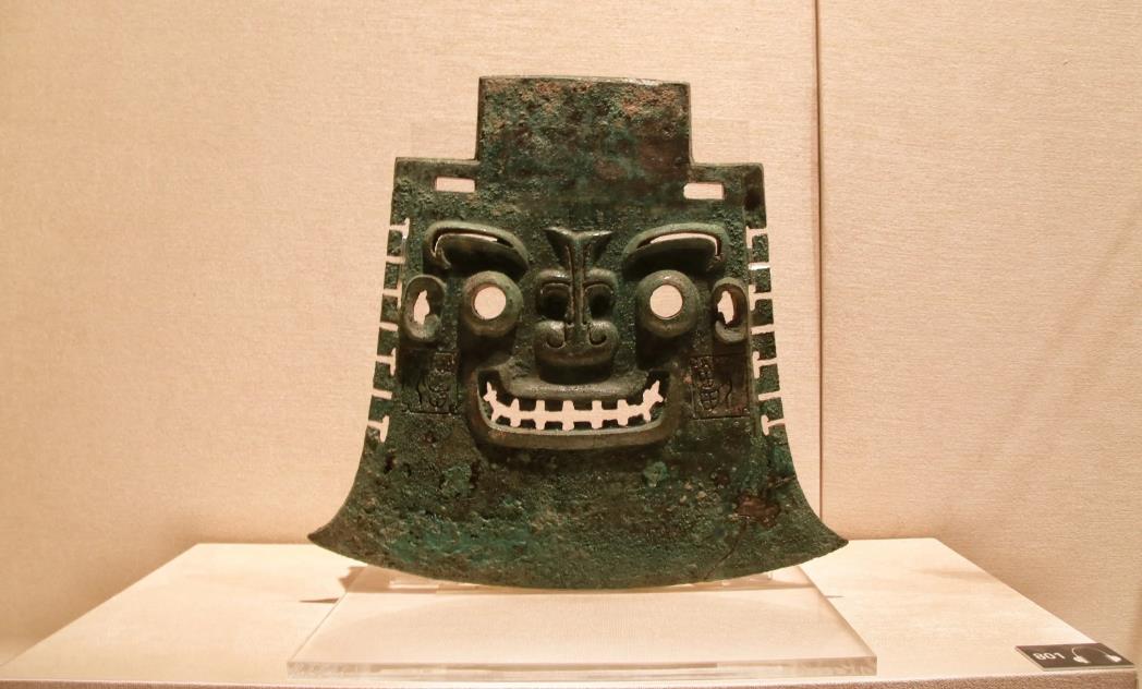 老汉一锄头下去,竟然发现了3000年前的"斧子",如今价值8700万