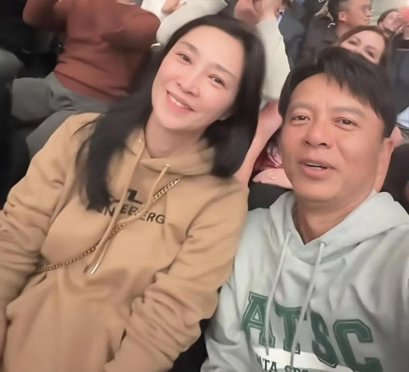 腹部凸起孕味足 香港知名歌手李克勤和港姐妻子卢淑仪结婚多年,是娱乐