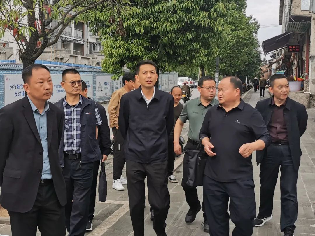 4月13日,中共腾冲市委副书记,市长杨艳龙到中心城区对创文硬件设施