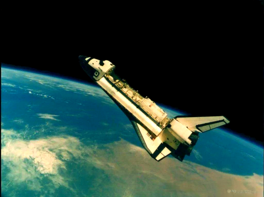 它主要由轨道飞行器,外贮箱以及固体燃料助推器三大部分精心构成,每一