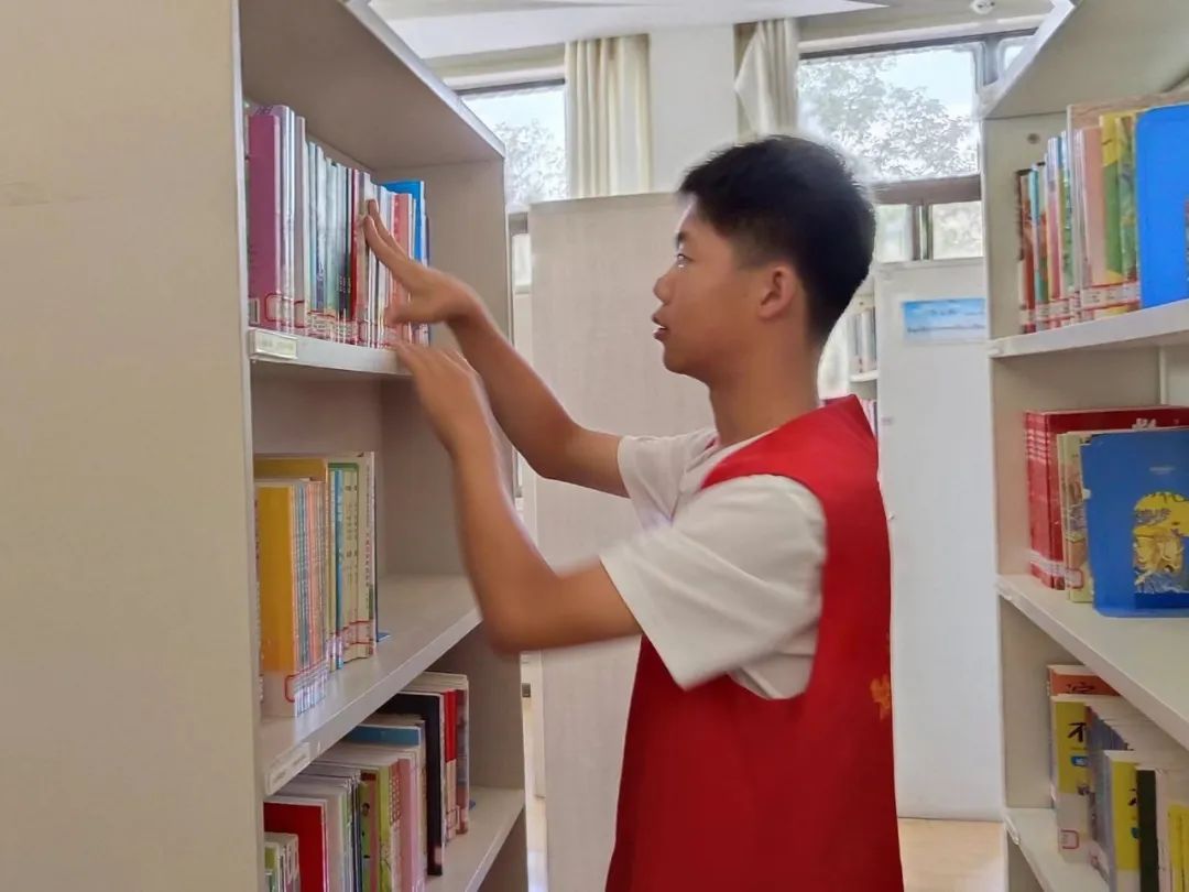 员"点亮少年儿童暑期生活——嘉峪关市少儿图书馆开展志愿服务活动