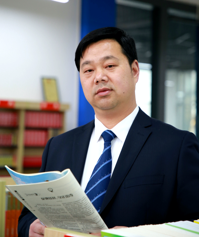 李亚洲:做大语文教育观的实践者,用写作点亮学生的心灵之光