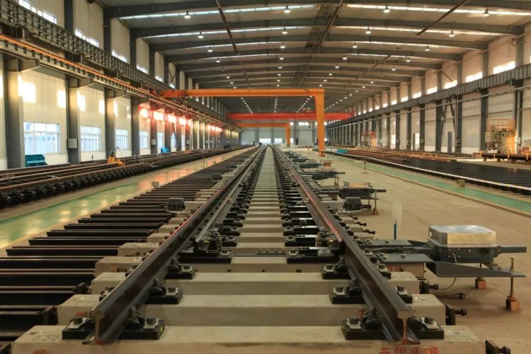 62号高速道岔,全长201米,侧向通过时速220公里,该道岔的成功研制使