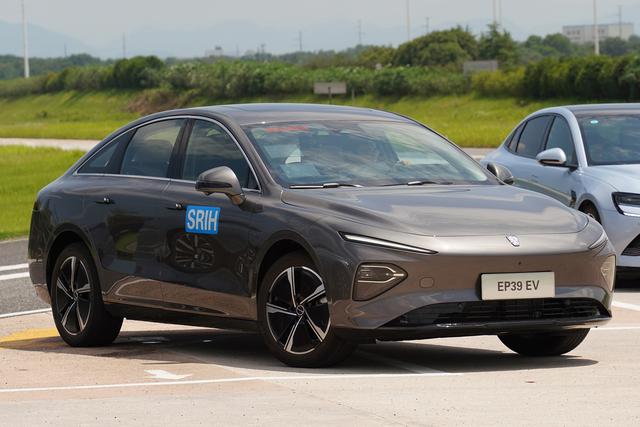 荣威d7 ev/dmh首次动态露出 将于成都车展亮相