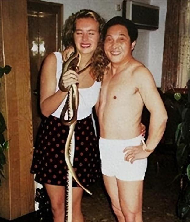 大师王林为一线明星"床上开光",让她们脱光洗净,在身上画符