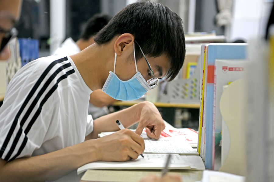 安徽淮南:挑灯夜读 备战高考