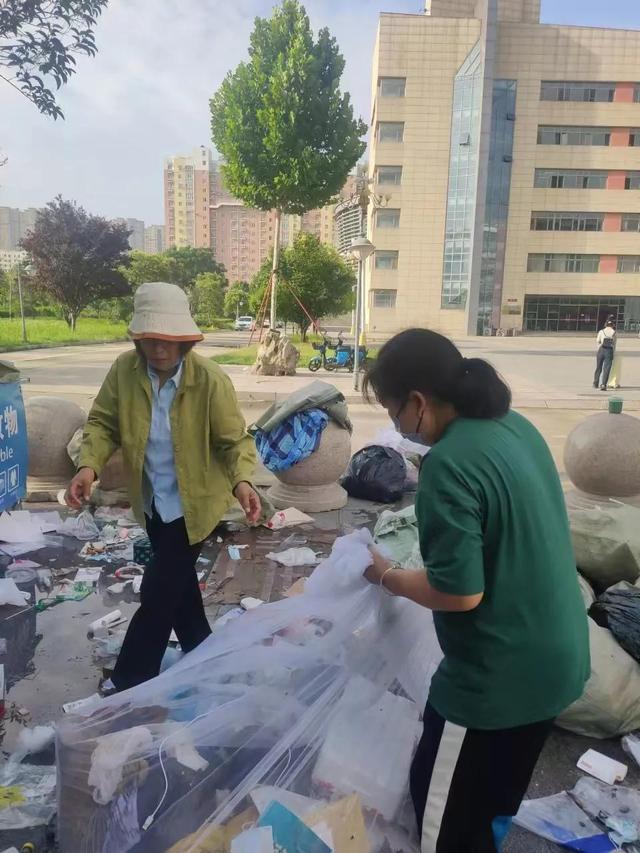 赠宏泰物业主管朱玉萍大姐