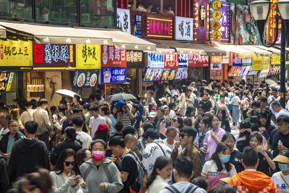 图片新闻|"五一"假期到来 八一好吃街人气旺