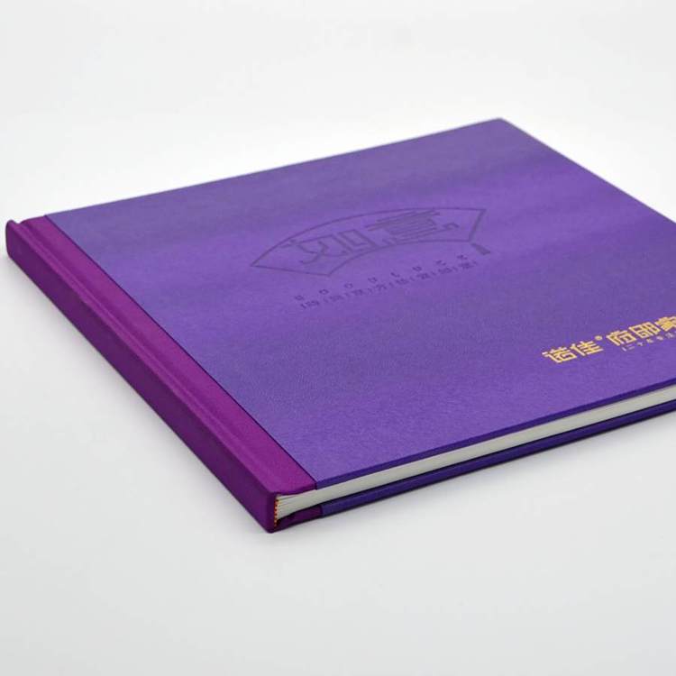 画册印刷是商业宣传、产品展示及信息传递的重要载体，广泛应用于企业培训、产品推广、品牌宣传等场景。其核心是通过图文设计与印刷工艺的结合，将信息以直观、美观的形式呈现。现代画册印刷已从传统单一模式发展为可定制化服务，涵盖从设计、材料选择到装订的全流程，能够满足不同场景下的个性化需求。一、印刷工艺与材料选择：画册印刷的核心流程包括设计排版、制版、印刷、后加工等环节。设计阶段需根据内容主题确定色彩搭配、图