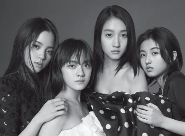 新晋"四小花旦"合影,同样都穿白色背心拍照,欧阳娜娜却最特殊