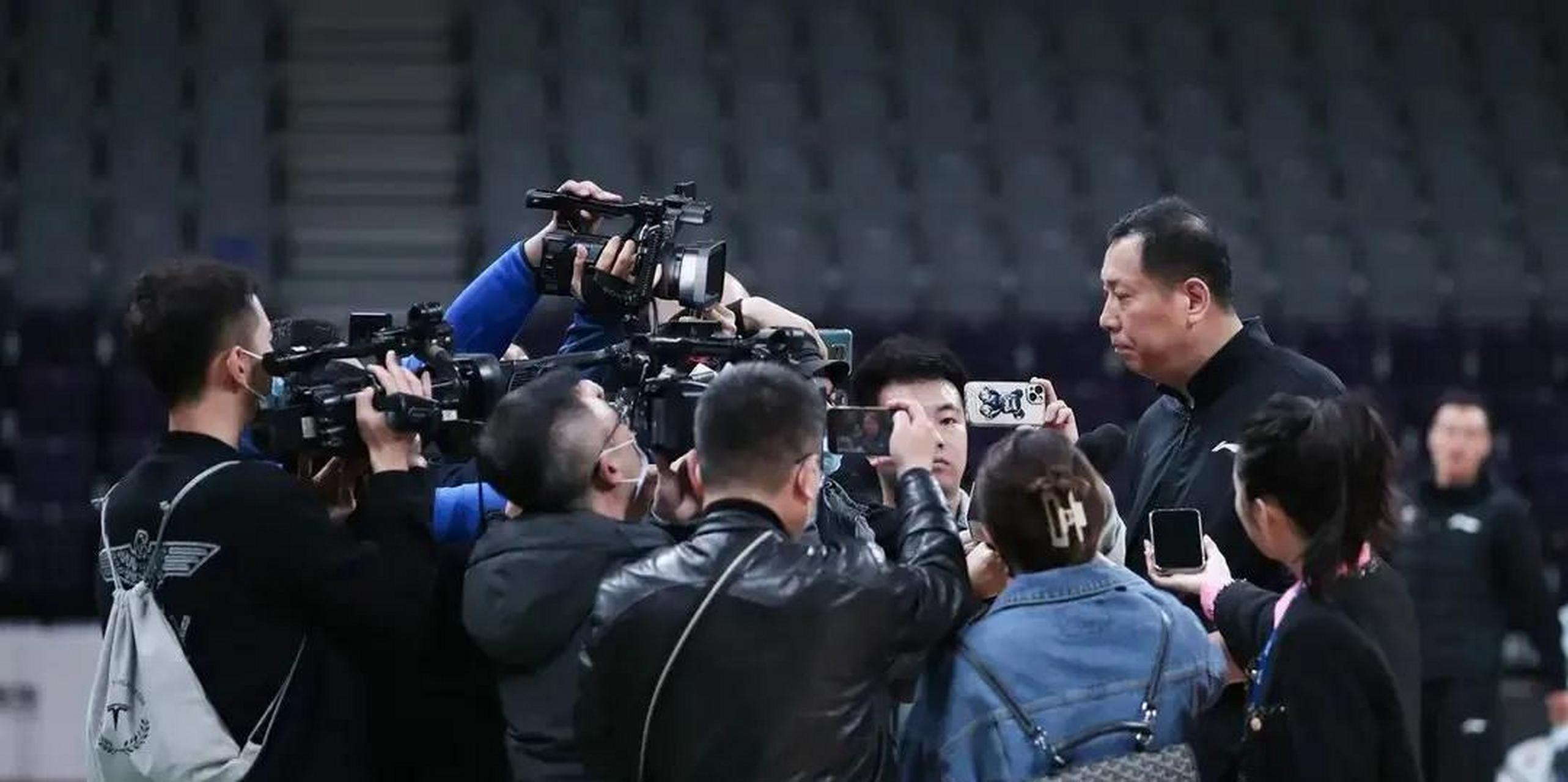 吴乃群已经成为辽宁男篮的新闻发言人了,作为助理教练,他在辽宁男篮