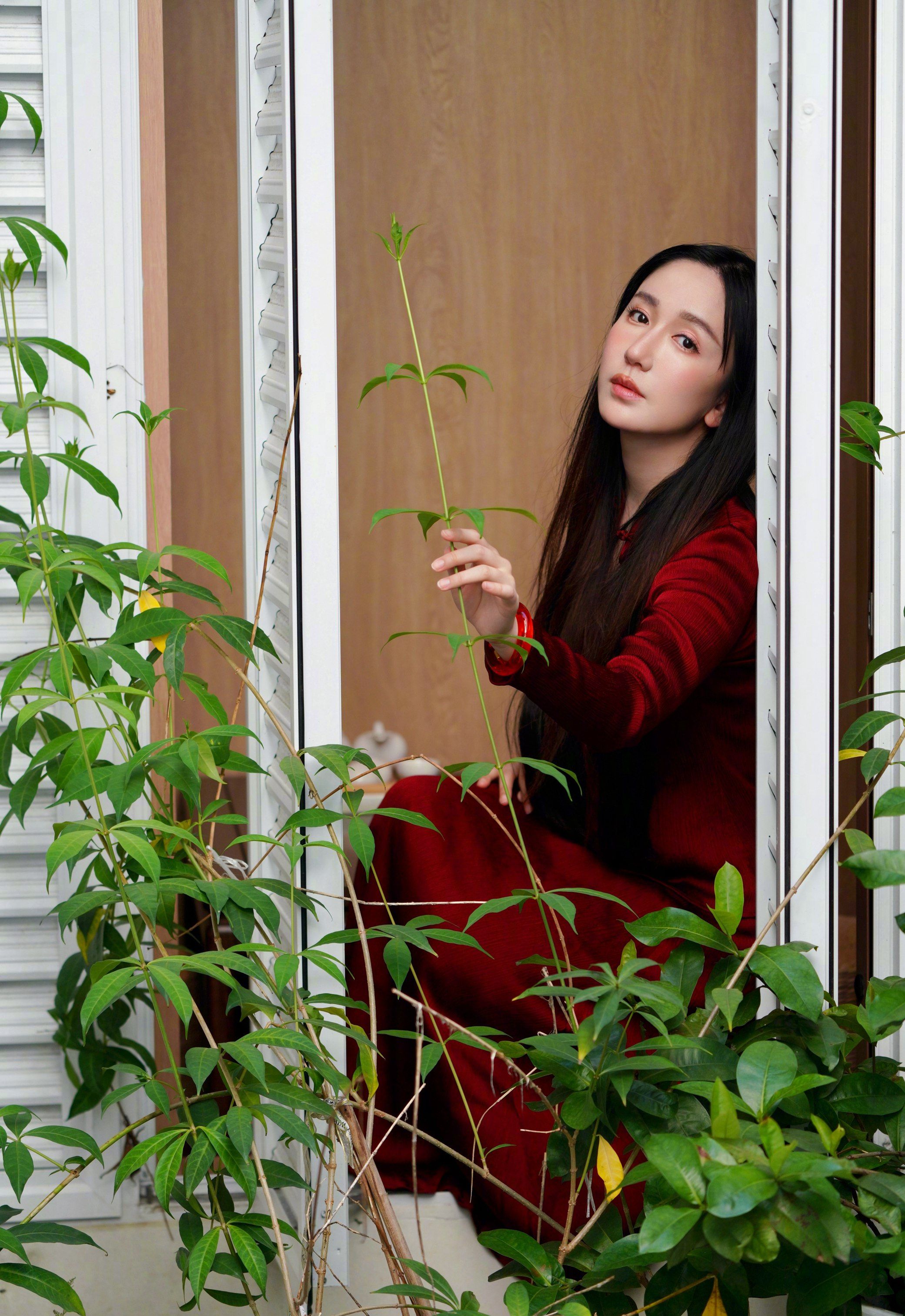 娄艺潇红色连衣裙长发飘飘恬静写真