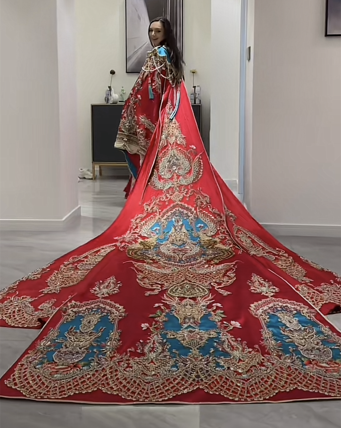 网红凯诺梦露回国办中式婚礼!八抬大轿明媒正娶,嫁衣拖尾近3米