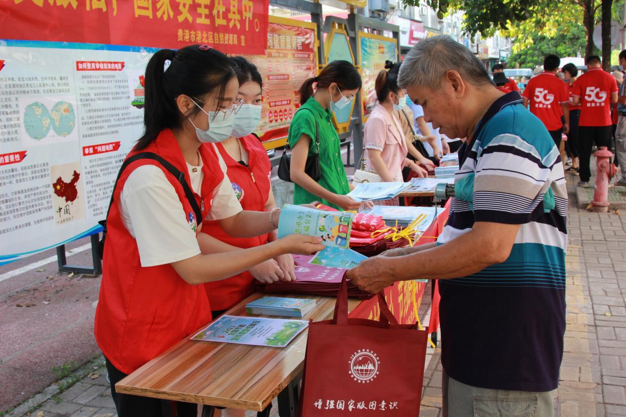 日在马草江社区开展节能宣传活动 现场向群众发放节能低碳 垃圾