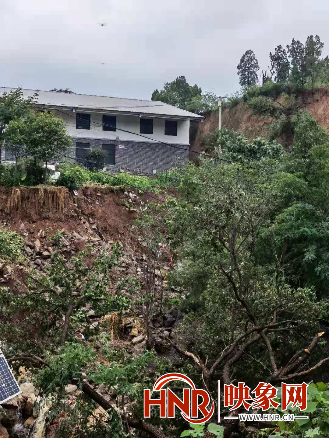 新密暴雨村民生活困难 民警应急拉来赈灾物资