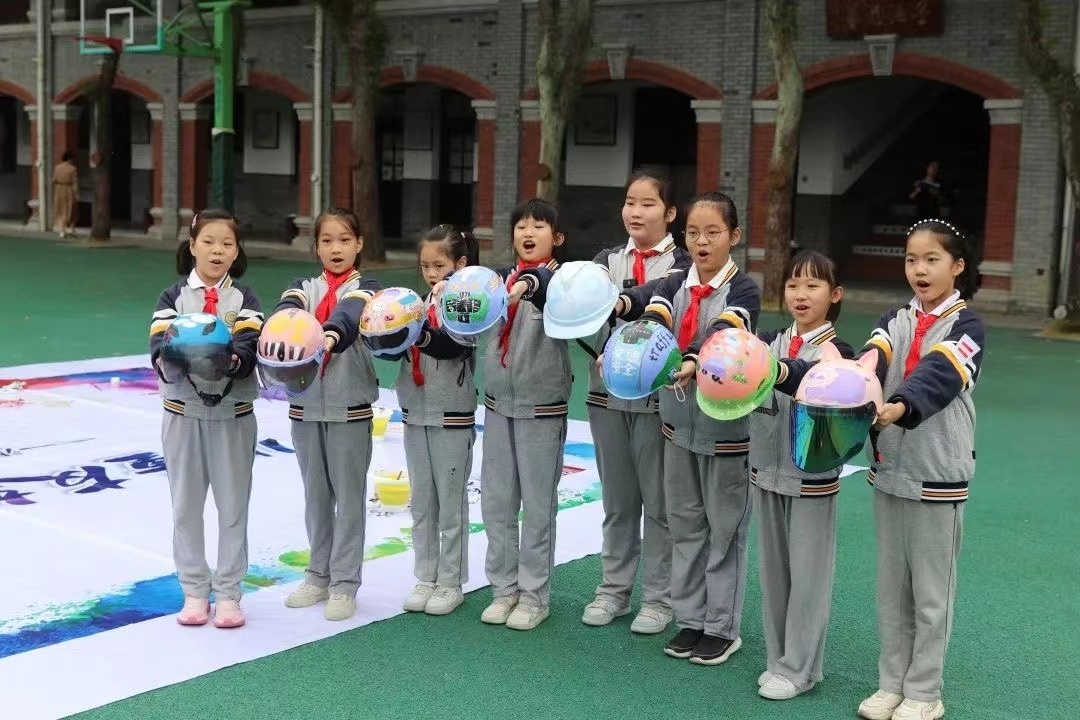 温州市墨池小学开展交通安全主题活动暨"共享头盔"启动仪式