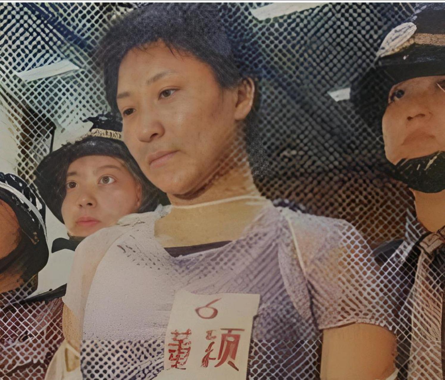 2001年,南京庭审现场,年仅21岁的董颖被判死刑,画面中的她一脸绝望