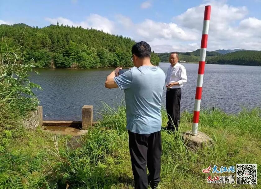 乐平市洪岩镇纪委开展防汛督查(图)