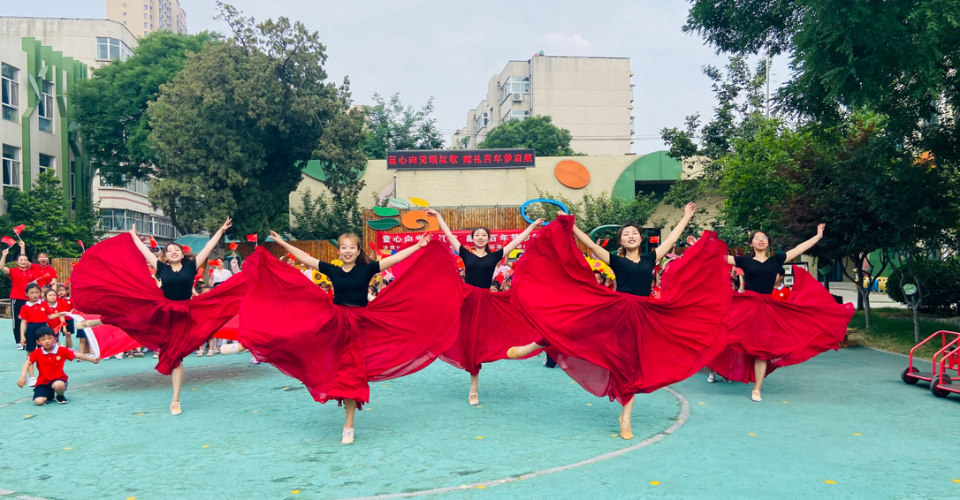 六一联欢|稚嫩童声传递爱!天桥区滨河幼儿园开展儿童节红歌会