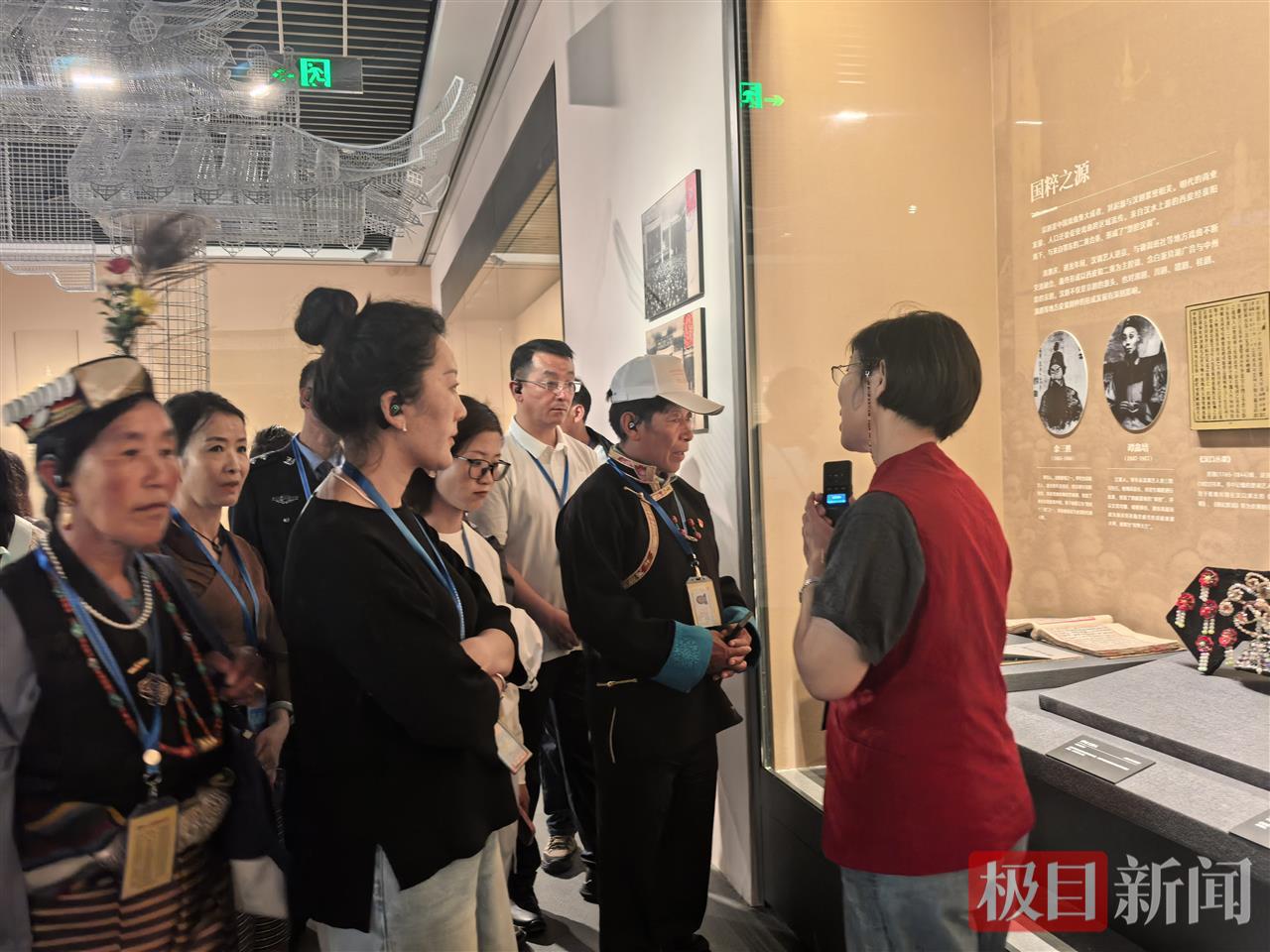 参观融在楚天展览.jpg