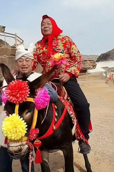 于东来延安游玩 戴红头巾穿花棉袄骑毛驴 建议景区为游客着想平价卖商品