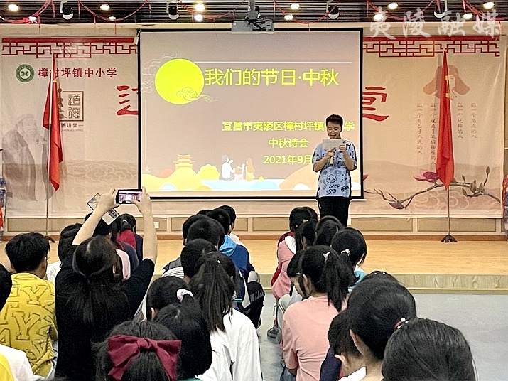 樟村坪镇中小学举行"颂党恩,庆中秋"经典诵读活动
