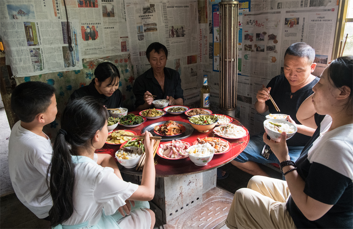 乡下人家摆桌吃饭图图片