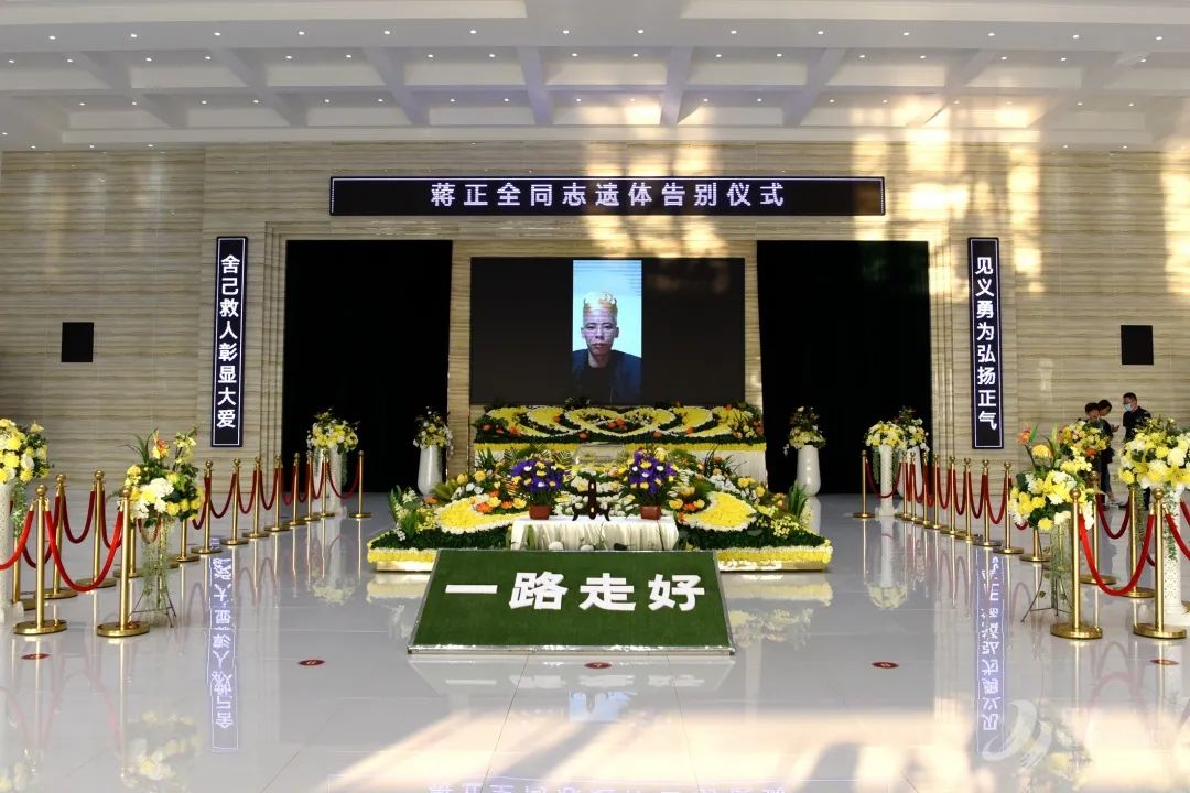 陕西省渭南市的富平殡仪馆举行陕渝两地近200名各界代表怀着沉痛的