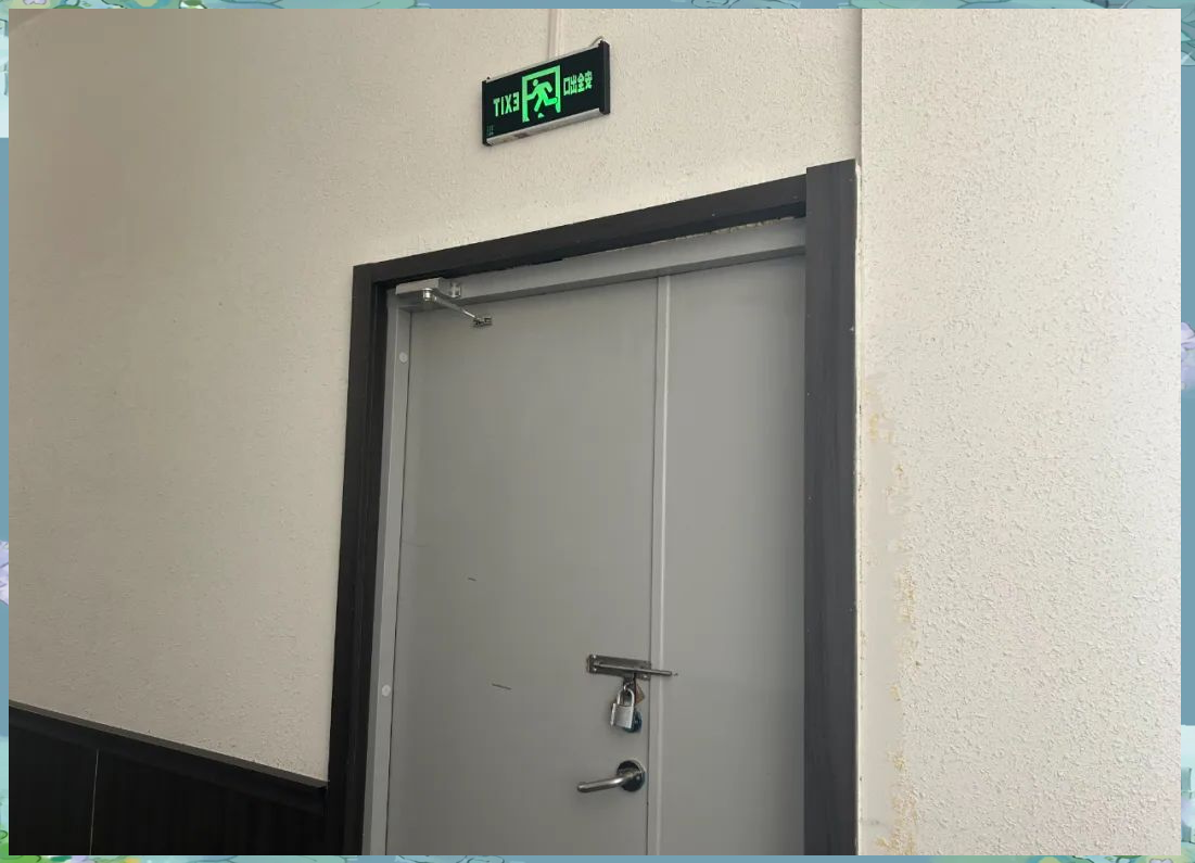 缺乏必要的消防知识;东侧安全出口被锁闭,存在