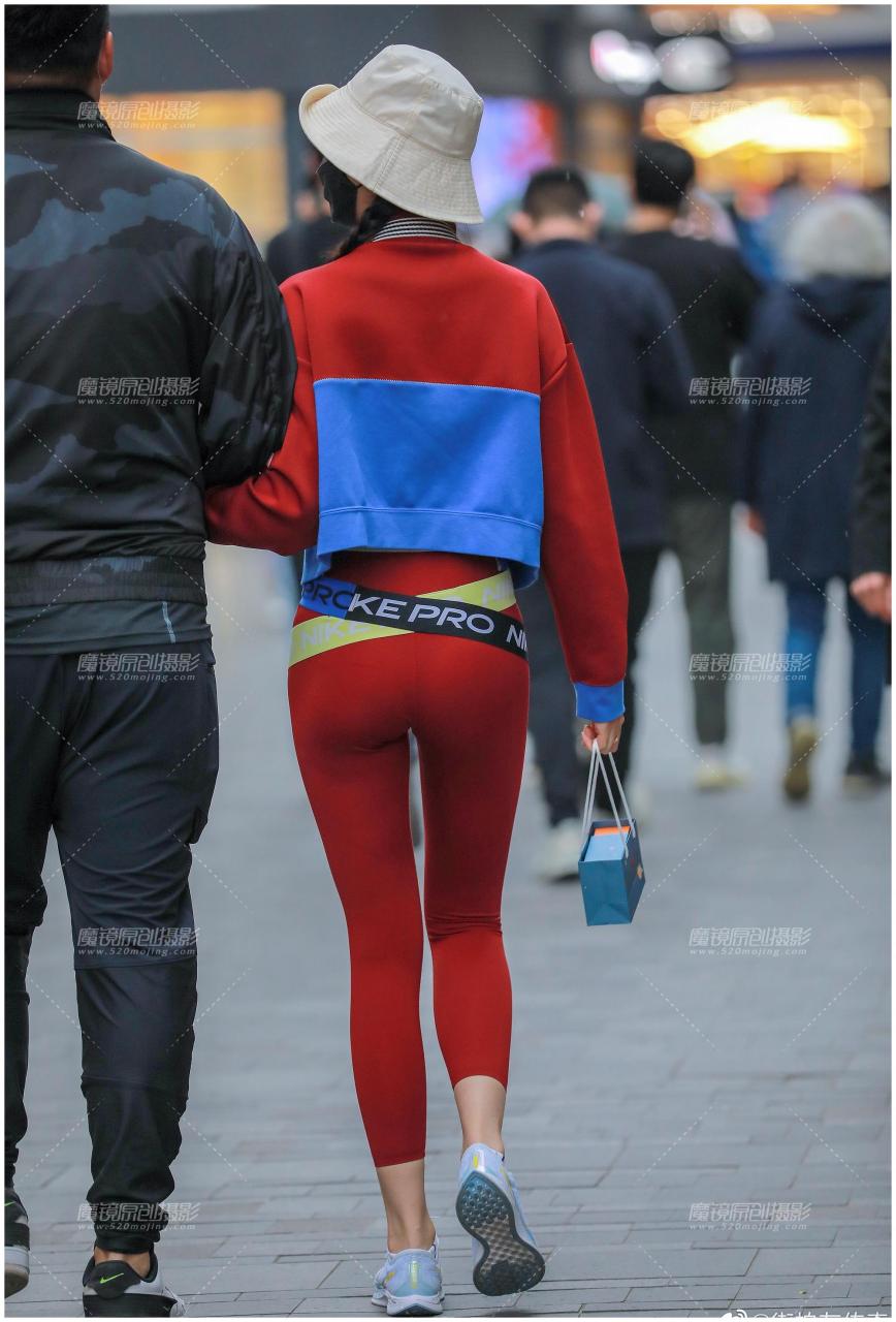 街拍:红色瑜伽裤女友