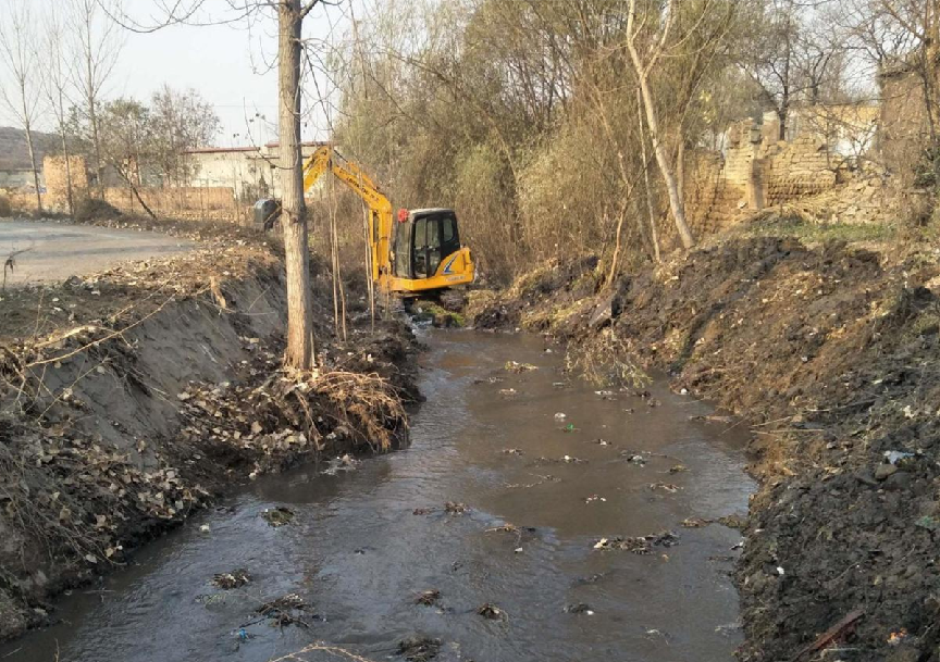 备战汛期落实"河长制" 安阳殷都区开展河道清淤工作