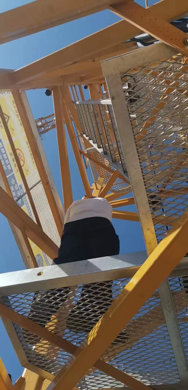 高温天,金华59岁"谈判专家"徒手爬上40米塔吊