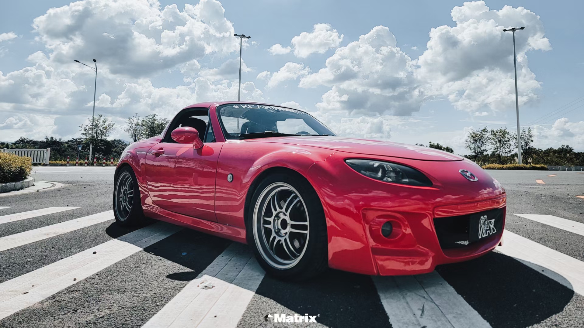 马自达mx-5矩阵matrix草莓红改色膜,整体色调偏向玫红色