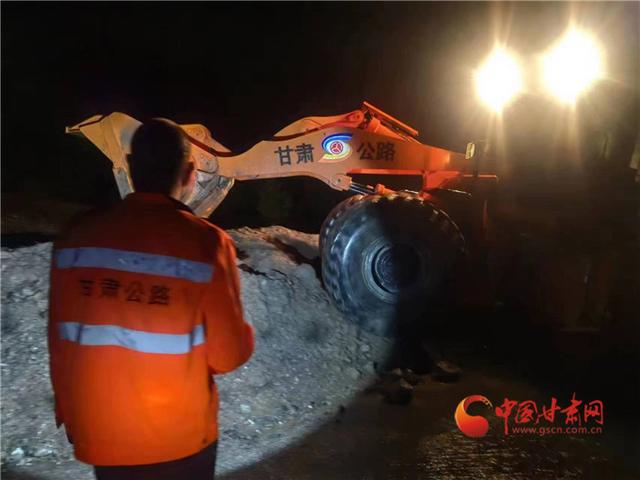 甘肃至九寨沟旅游公路遭暴雨中断 陇南文县公路段连夜抢通