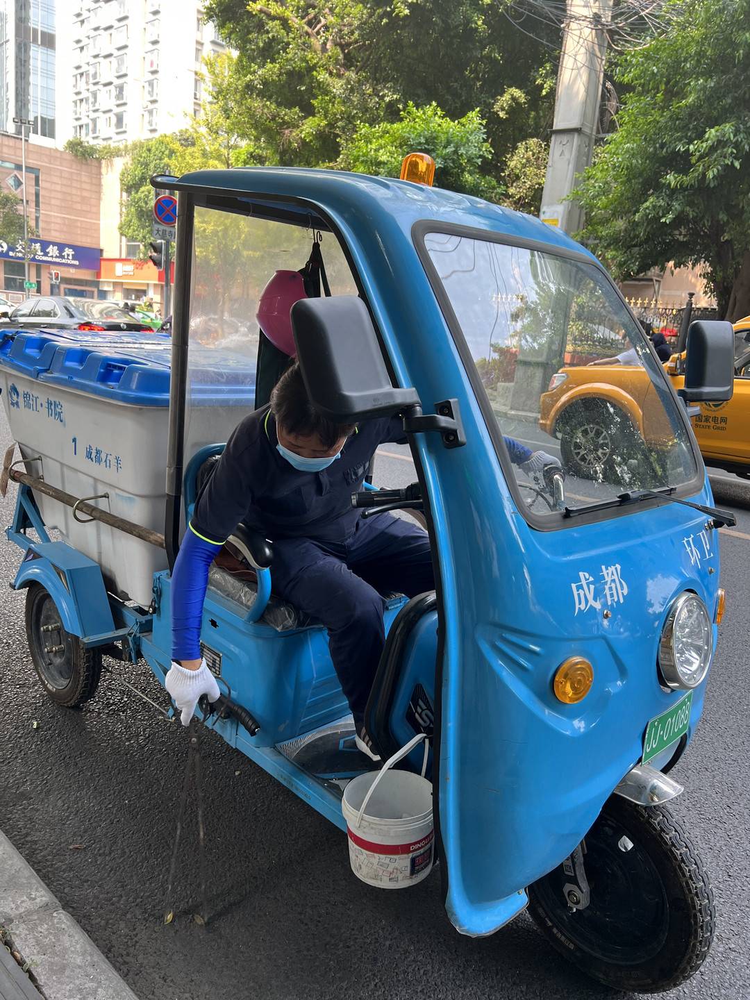 成都高温下的环卫工人:坚守一线 早七点前打扫完 加大机械作业