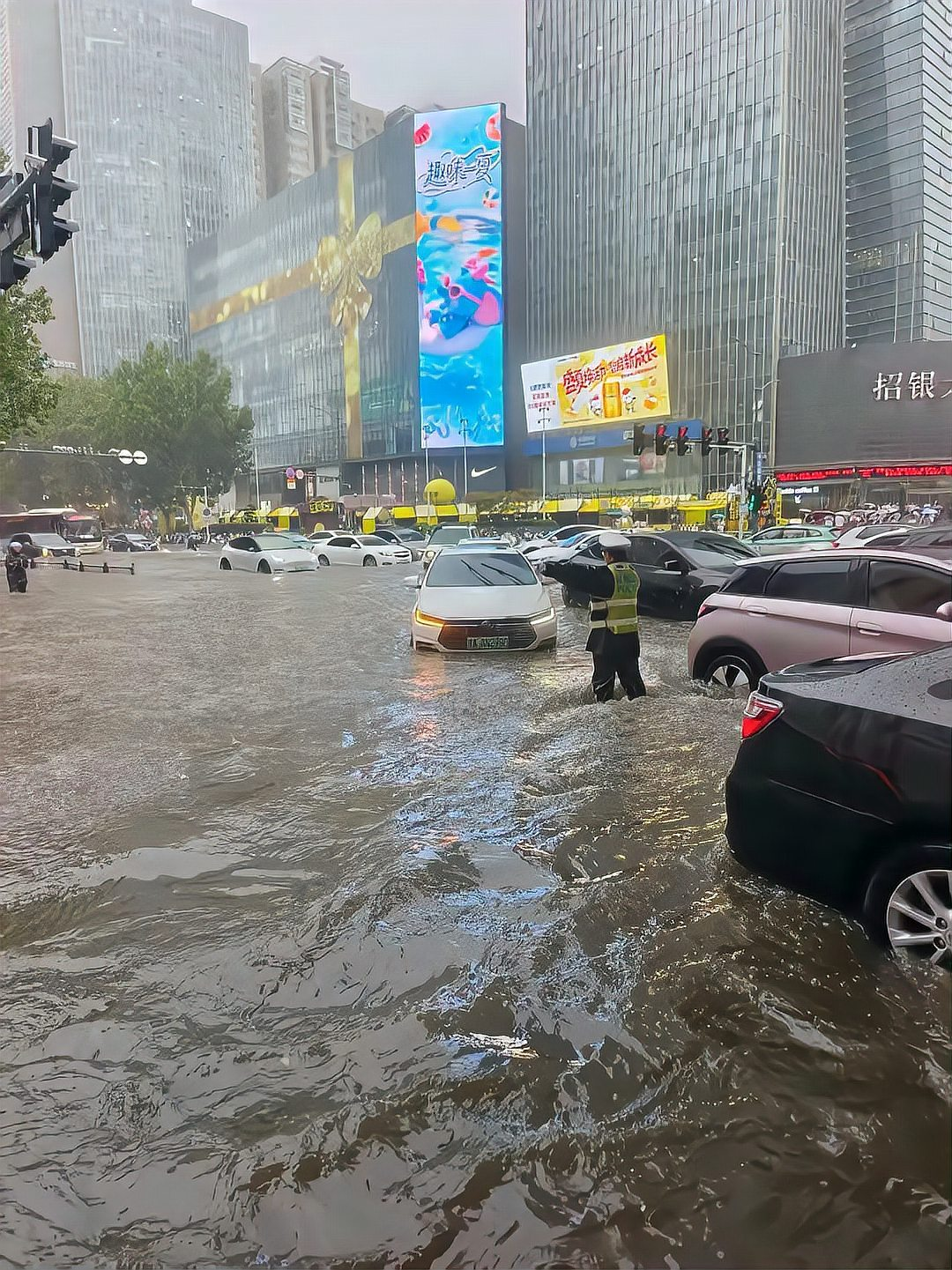 城市街道遭遇暴雨积水，车辆淹没，行人应急避险